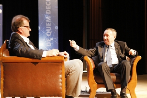 Empres�rios defenderam a iniciativa privada e destacaram, tamb�m, que hoje n�o se compete mais s� localmente, mas com o mundo inteiro