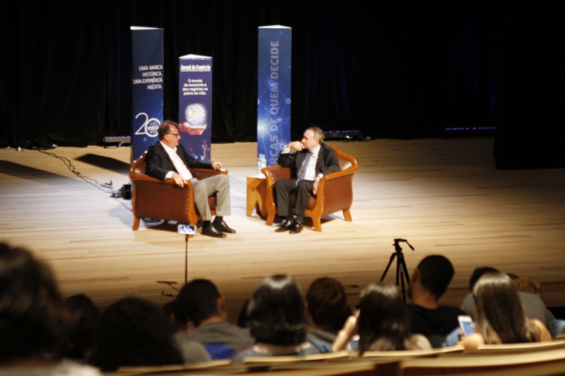 José Galló e Clovis Tramontina fizeram perguntas sobre empreendedorismo um para o outro no Teatro Unisinos