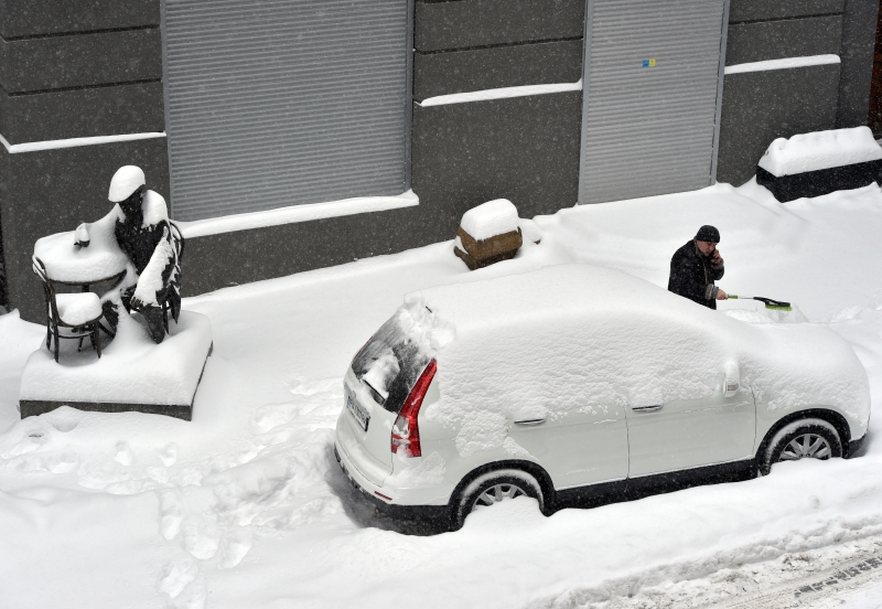 Onda de neve e frio afeta desde países no Mediterrâneo como ruas de Kiev (foto), na Ucrânia