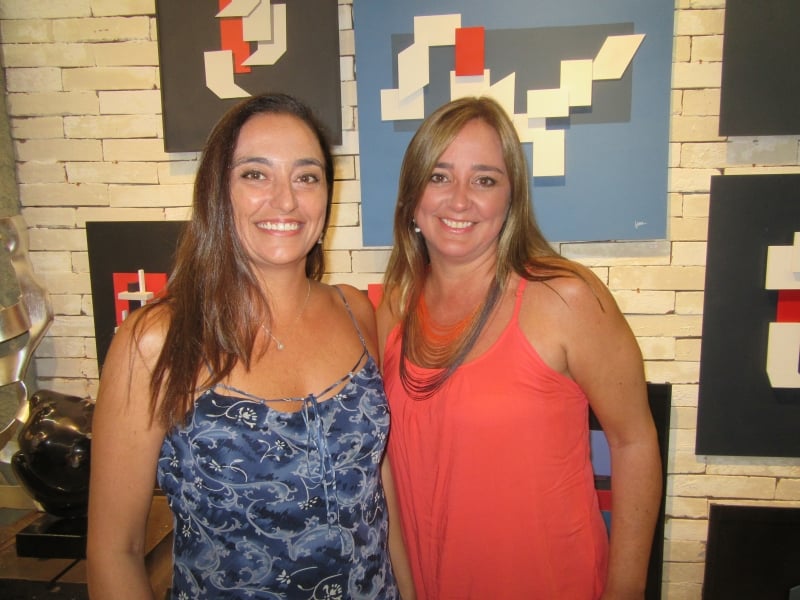 Sandra e Marcia Pilla do Valle tendo ao fundo a nova fase do artista 