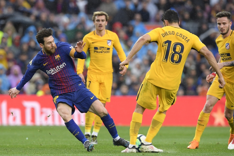 Messi (e) marcou de falta e chegou ao gol de número 600 em sua gloriosa carreira