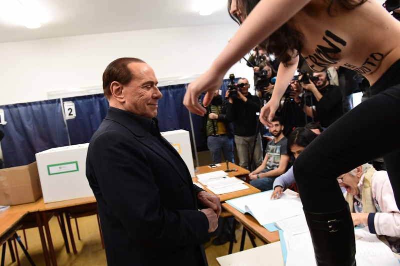 Feminista subiu em mesa eleitoral em protesto contra Berlusconi