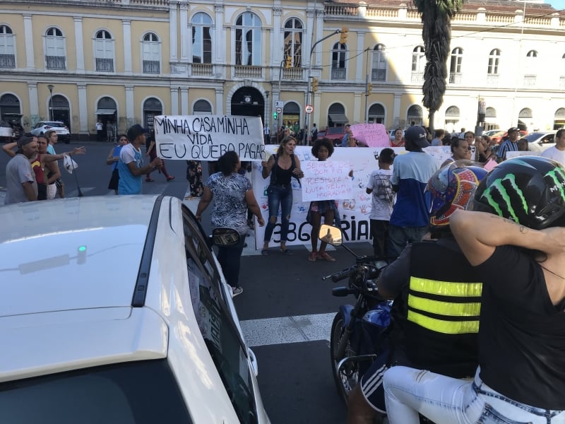 Famílias que serão retiradas de residencial na zona norte protestaram no Centro de Porto Alegre 