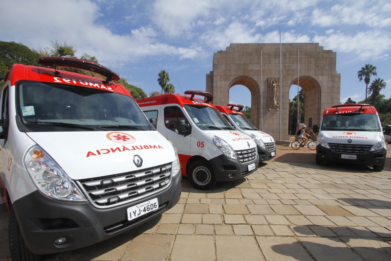 Prefeitura entrega 11 novas ambulâncias para o Samu