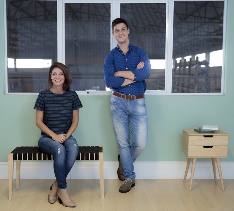 Cristina, Leonardo e os móveis da Venndita, ideal para jovens Foto: MARCELO PARIZZI/DIVULGAÇÃO/JC