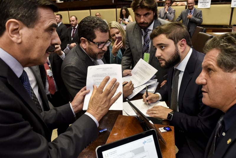 Otomar Vivian (e) articulou emendas aos textos com os parlamentares 