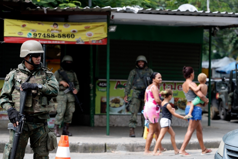 A rotina de violência se manteve em regiões cariocas e houve registro de 354 tiroteios em quase um mês