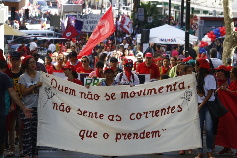 Ato de mulheres no Centro de Porto Alegre somou mais de 2 mil participantes pela manhã