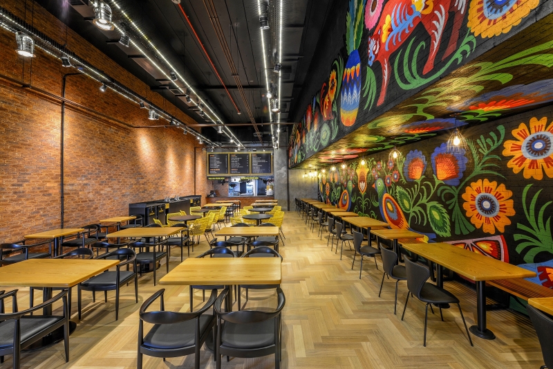 O espa&ccedil;o comporta 111 lugares e uma decora&ccedil;&atilde;o moderna e colorida.  Foto: VINI DALLA ROSA 