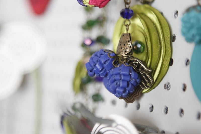 Entrevista com a artes&atilde; de bijuterias Carol Clio. Foto: LUIZA PRADO/JC