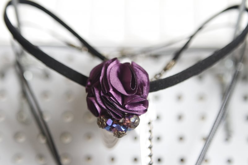 Entrevista com a artes&atilde; de bijuterias Carol Clio. Foto: LUIZA PRADO/JC