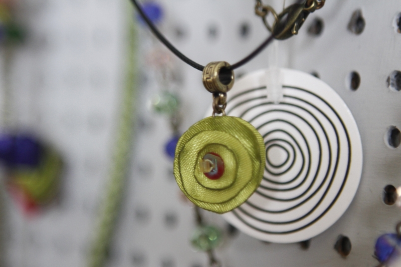 Entrevista com a artes&atilde; de bijuterias Carol Clio. Foto: LUIZA PRADO/JC