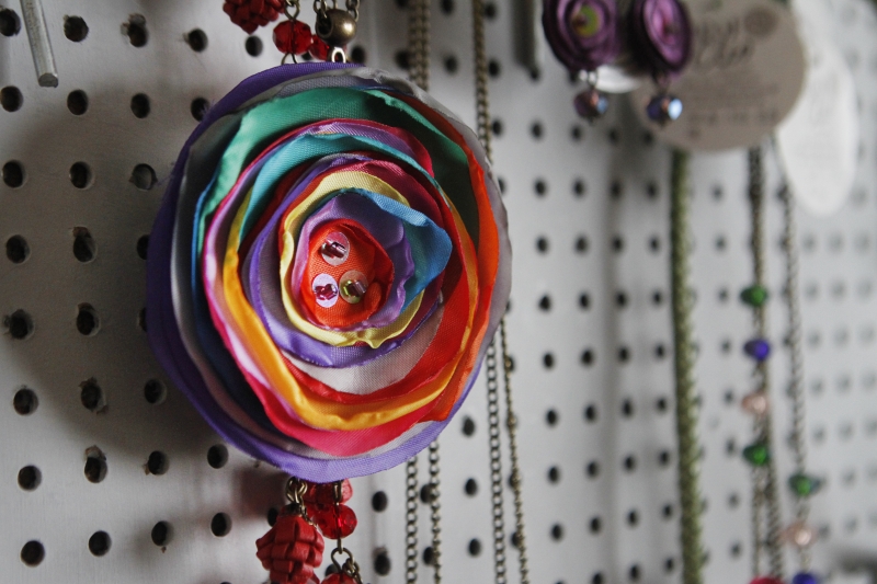 Entrevista com a artes&atilde; de bijuterias Carol Clio. Foto: LUIZA PRADO/JC