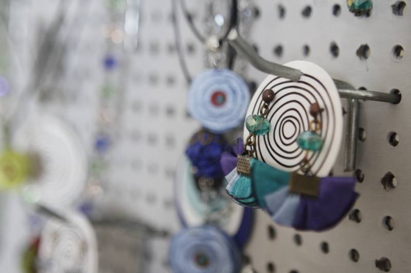 Entrevista com a artes&atilde; de bijuterias Carol Clio. Foto: LUIZA PRADO/JC