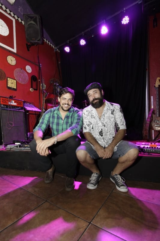 O bar Paraphernalia, agora, &eacute; comandado por Ricardo e Lico Foto: MARIANA CARLESSO/JC