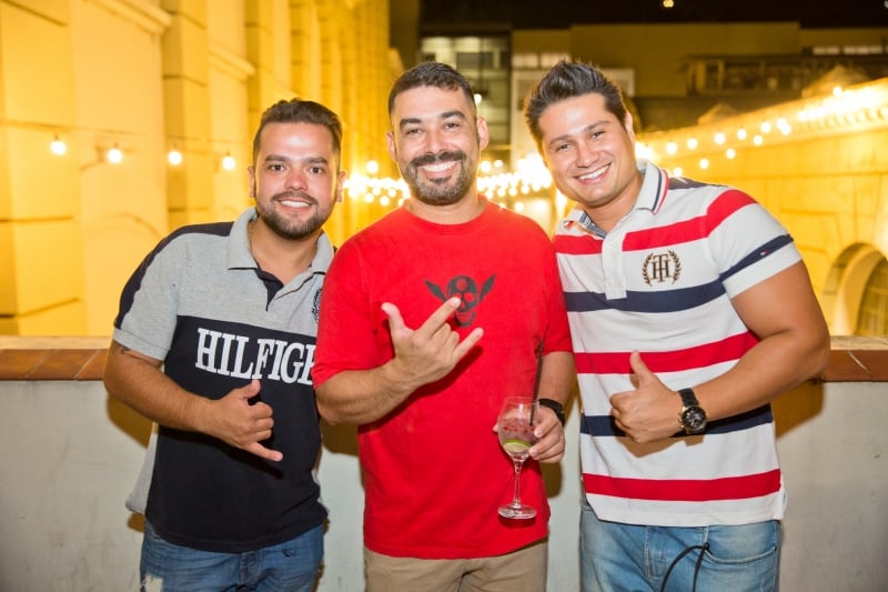 Anderson Caruso, Leandro de Azevedo e Fernando Rodrigues curtindo o Happy no Terraço, no Shopping Total