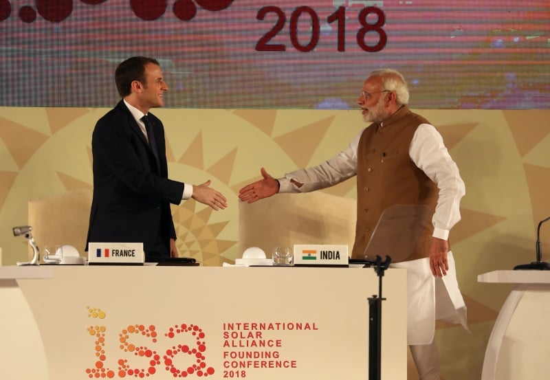 Macron (esquerda) e Narendra Modi no ato de lançamento da Aliança Solar Internacional (ISA)