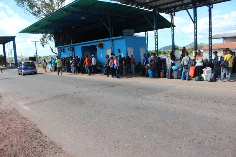 Além de conviver com levas de migrantes que entram por Pacaraima, na fronteira com a Vezenuela (foto), estado corre risco de colapso energético  