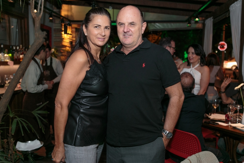Magda Walper e Luiz Henrique Bugs no deque do Peppo Cucina 