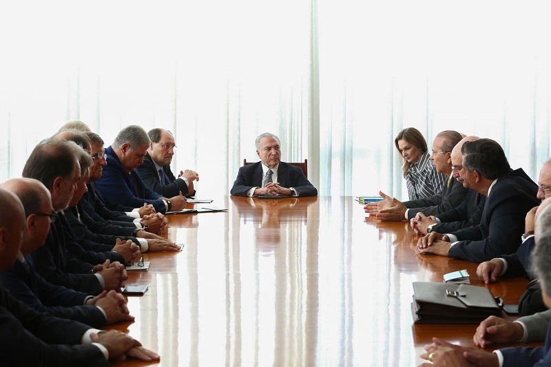Sartori sentou à mesa com Temer, secretários e ministros e a secretária do Tesouro (à direita)