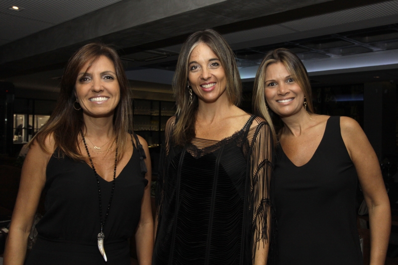 Fernanda Mendes, Fernanda Mariano da Rocha e Karine Ourique curtiram a festa Dance Again, no Eleven