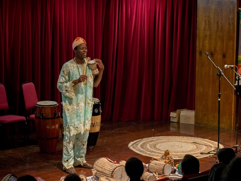 Percussionista e dançarino nigeriano Ìdòwú Akínrúlí ministra oficina sobre cultura africana