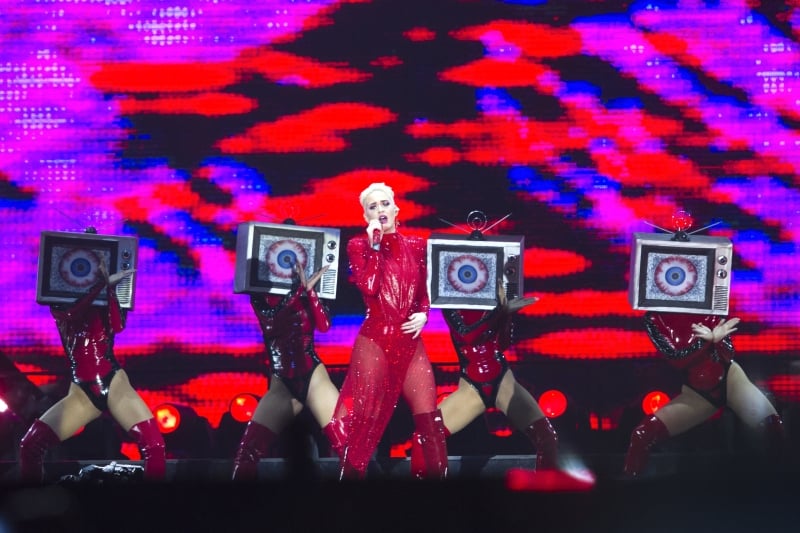 Vestindo vermelho, Katy Perry abriu o show com um bloco de canções do álbum Witness