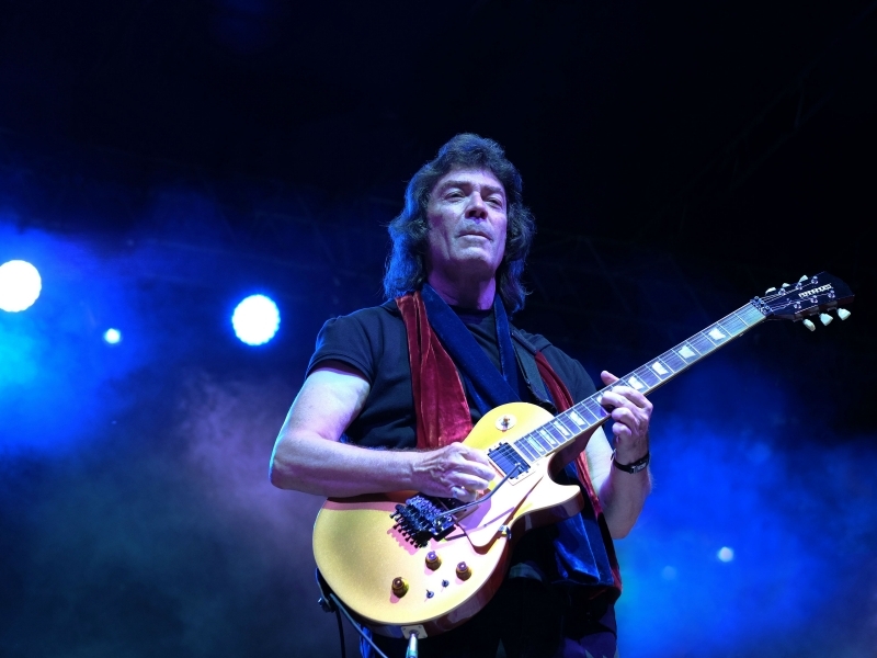 Ex-guitarrista do Genesis promete repertório variado com músicas de carreira solo e parcerias