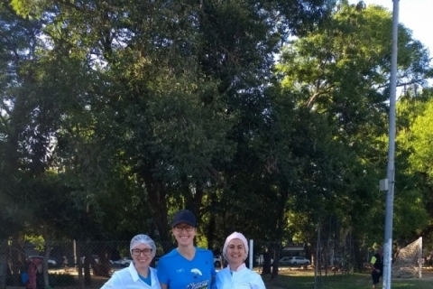 Daniela Borba (d) divulga seu trabalho em corridas 