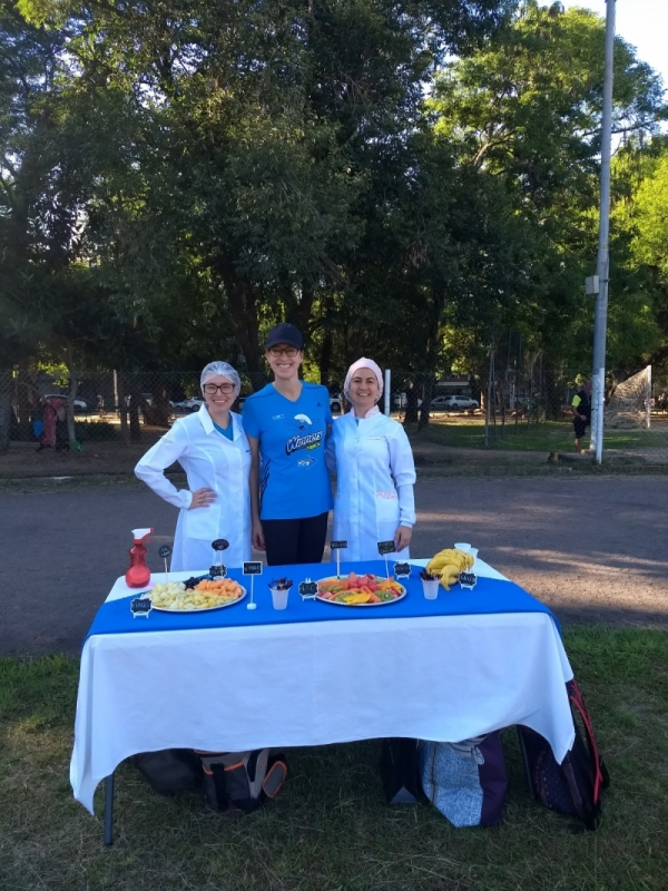 Daniela Borba (d) divulga seu trabalho em corridas  Foto: ARQUIVO PESSOAL/DIVULGA&Ccedil;&Atilde;O/JC