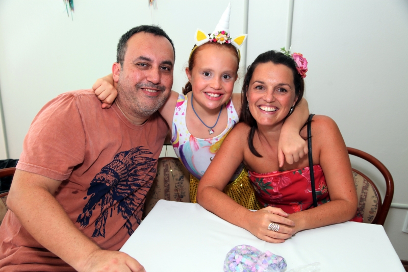 Rodrigo Rocha, Lívia Rocha e Melissa Gass no Carnaval da AABB Porto Alegre