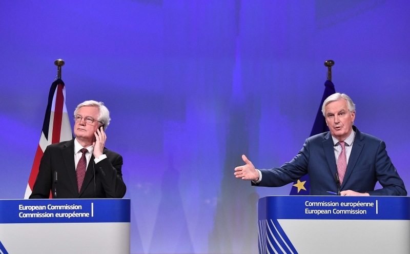 David Davis (e) e Michel Barnier anunciaram o acordo de transição ontem