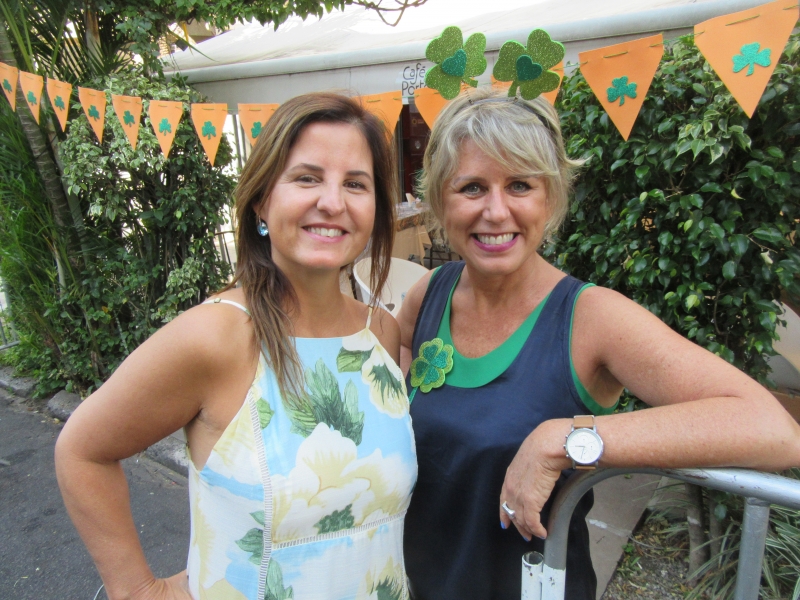 Andrea Weber e Cacaia Bestetti em frente ao Café do Porto