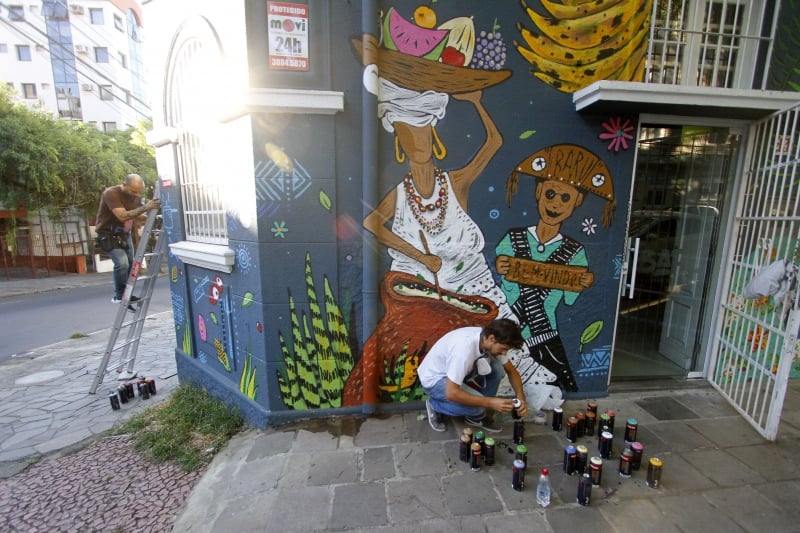 Restaurante Baru. Artistas Kelvin Koubik e Marcelo Monteiro (Est&uacute;dio Hybrido) pintam a fachada. Foto: CLAITON DORNELLES /JC