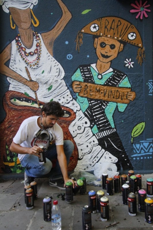 Restaurante Baru. Artistas Kelvin Koubik e Marcelo Monteiro (Est&uacute;dio Hybrido) pintam a fachada. Foto: CLAITON DORNELLES /JC