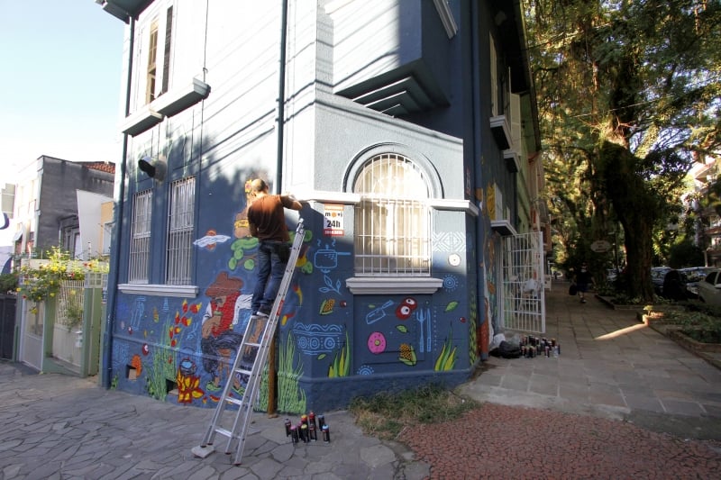 Restaurante Baru. Artistas Kelvin Koubik e Marcelo Monteiro (Est&uacute;dio Hybrido) pintam a fachada. Foto: CLAITON DORNELLES /JC