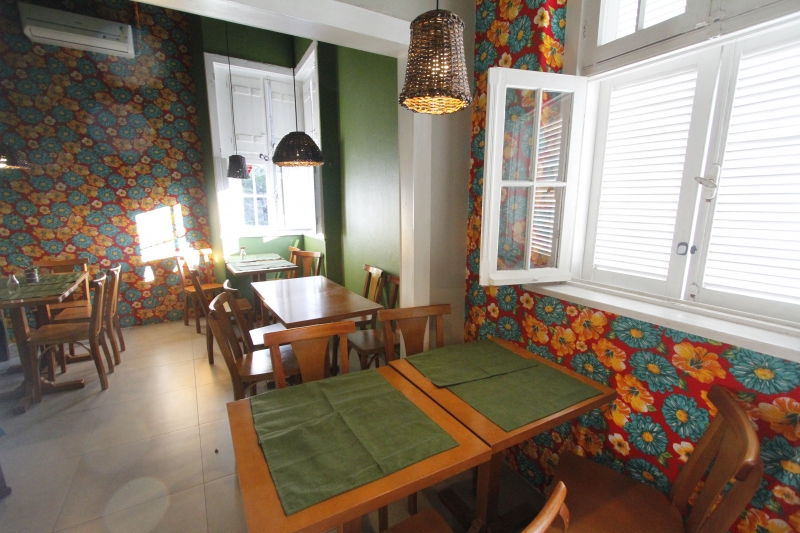 Restaurante Baru vai abrir na Gon&ccedil;alo de Carvalho, 4. Artistas Kelvin Koubik e Marcelo Monteiro (Est&uacute;dio Hybrido) est&atilde;o pintaram fachada.   Foto: CLAITON DORNELLES /JC