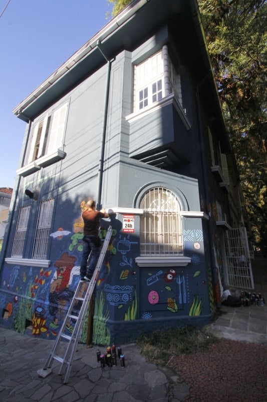 A fachada foi estilizada pelos artistas Kelvin Koubik e Marcelo Monteiro Foto: CLAITON DORNELLES /JC