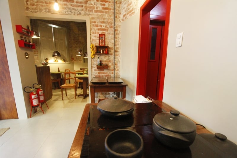 Restaurante Baru vai abrir na Gon&ccedil;alo de Carvalho, 4. Artistas Kelvin Koubik e Marcelo Monteiro (Est&uacute;dio Hybrido) est&atilde;o pintaram fachada.   Foto: CLAITON DORNELLES /JC