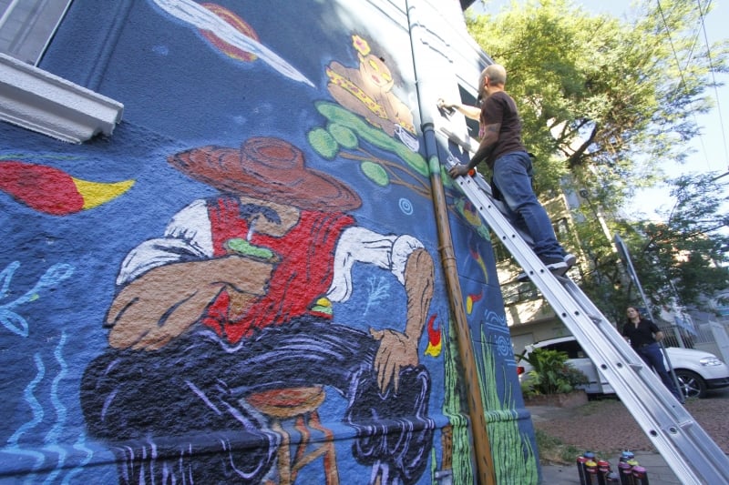 Restaurante Baru. Artistas Kelvin Koubik e Marcelo Monteiro (Est&uacute;dio Hybrido) pintam a fachada. Foto: CLAITON DORNELLES /JC