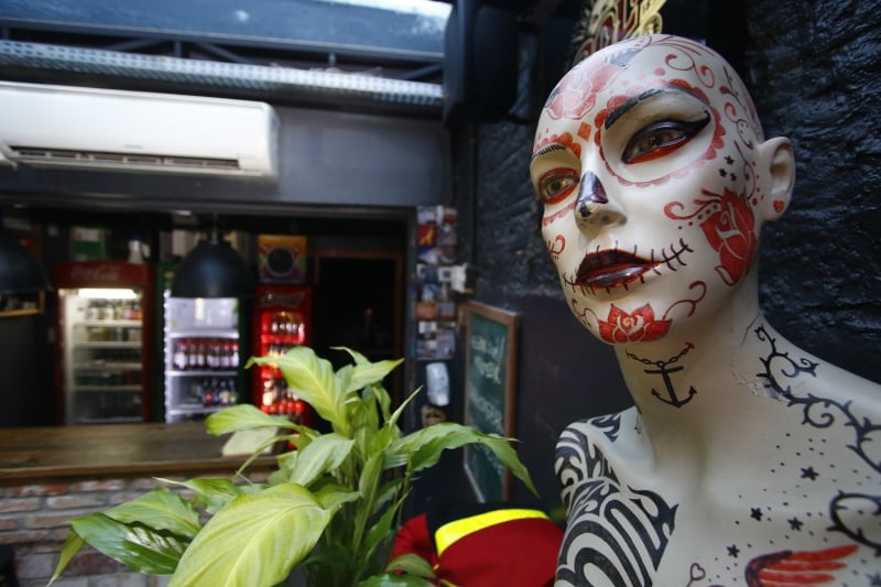 entrevista Daniel Bitencurt dono do Hair Home Bar, que est&aacute; sob nova dire&ccedil;&atilde;o. Foto: FREDY VIEIRA/JC