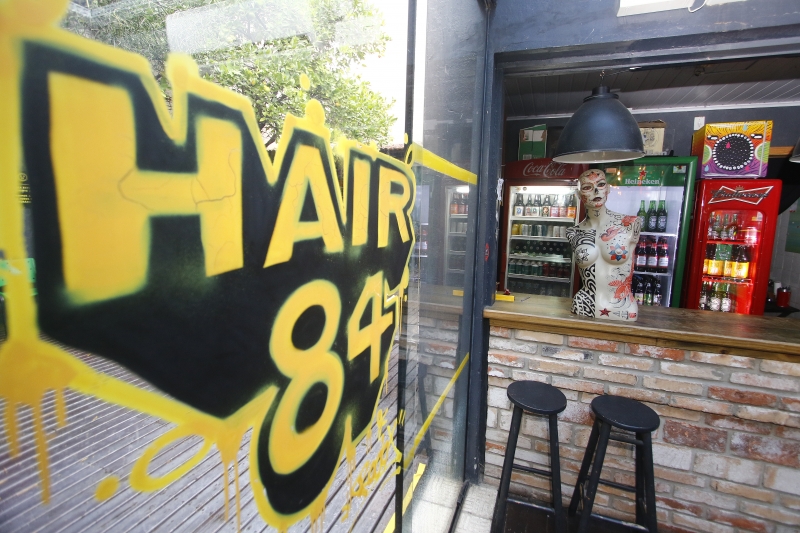 O Hair Home Bar ganhou cara nova após investimento de R$ 30 mil Foto: FREDY VIEIRA/JC