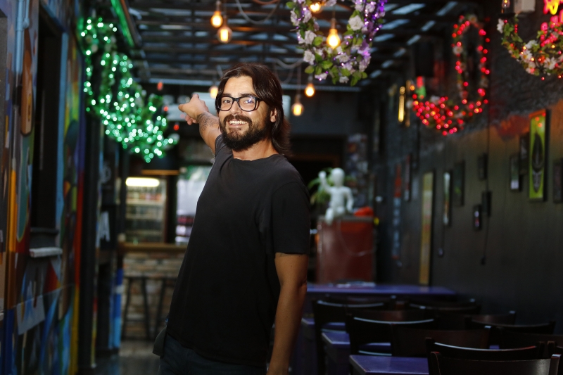 O jornalista Daniel Bittencourt comprou bar que frequentava na Capital Foto: fotos FREDY VIEIRA/JC