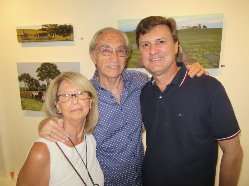Cristina Gonzalez Luz e Armando Gonzalez com Nicholas Bublitz na abertura da exposição 