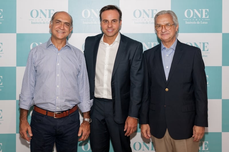 Cristiano Cruz entre Newton Ulrich e Antonio Ulrich, da UMA Incorporadora, no almoço da One Imóveis de Luxo, no Mokai Platinum