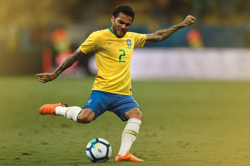 Uniforme traz no conjunto o calção azul e o meião branco, com uma listra verde e amarela