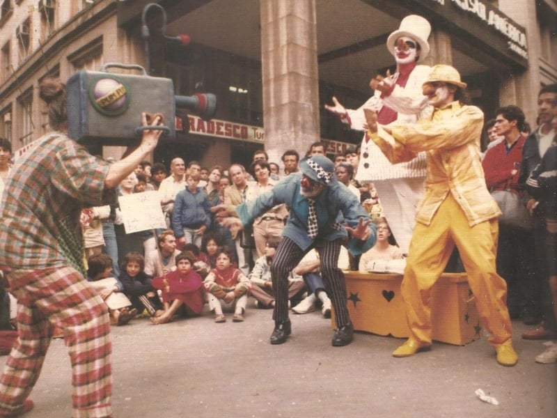 Encenações de rua são parte fundamental do espírito do grupo teatral