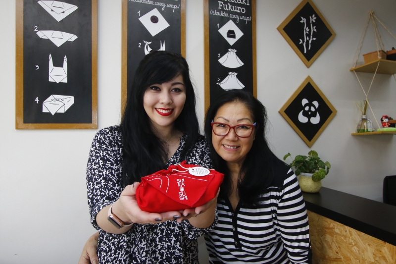 Vit&oacute;ria Sue e a m&atilde;e, Elisabeth Tashima, comandam o Suika Foto: FREDY  VIEIRA/JC