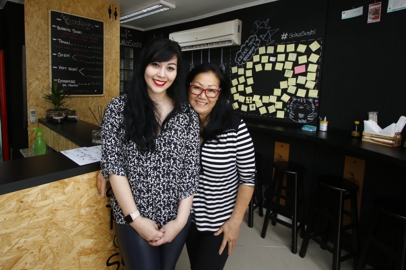 Sushi Suika na rua S&atilde;o Luis. Na foto: Vit&oacute;ria Sue Tashima e Elisabeth Tashima. Foto: FREDY  VIEIRA/JC