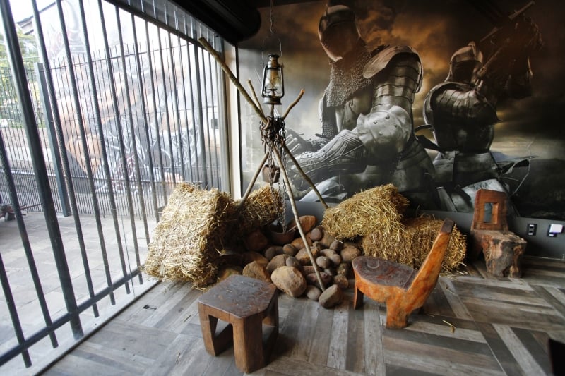 Entrevista com os propriet&aacute;rios do Joy Storm Pub, um bar com a tem&aacute;tica medieval.  Foto: LUIZA PRADO/JC